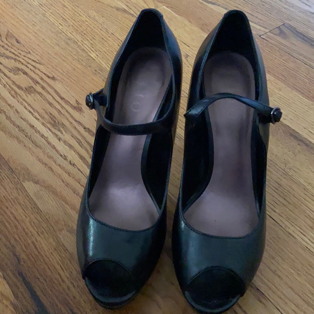 Perot toe pumps